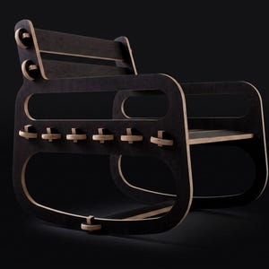Puede incluir: Una mecedora de madera teñida de oscuro construida con paneles de madera contrachapada en capas. La silla presenta un respaldo y un asiento de listones, con bordes de madera clara visibles en las uniones, aseguradas por pequeñas clavijas redondas.