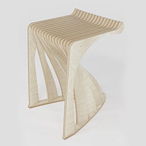 Peut inclure: Un tabouret contemporain en bois clair. L'assise est composée de lattes incurvées superposées, et les pieds présentent un design ouvert et fluide. L'esthétique générale est minimaliste et contemporaine, adaptée à divers styles d'intérieur.