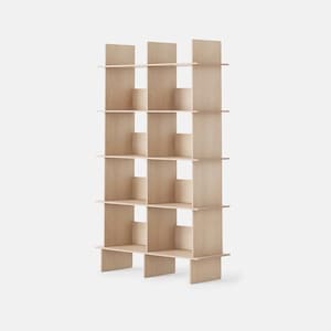 Op de afbeelding: Een hoge, lichtgekleurde houten boekenplank met een geometrisch ontwerp. De boekenplank heeft meerdere planken en verticale steunen, waardoor een rasterachtig uiterlijk ontstaat. Het hout heeft een natuurlijke, onafgewerkte uitstraling.