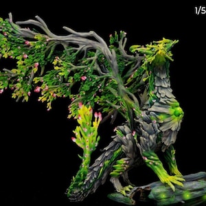 Puede incluir: Una escultura detallada de una criatura mítica, mitad dragón y mitad árbol. La figura es principalmente verde y gris, con ramas y hojas que forman sus alas y cabeza. Pequeñas flores rosas salpican las ramas, y la criatura está posada sobre una base de madera.