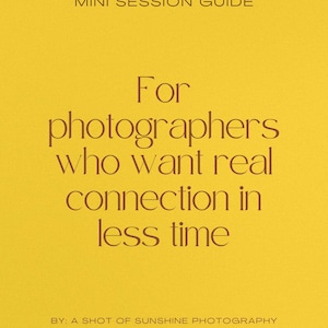 Op de afbeelding: Mosterdgele gids met tekst: "MINI SESSION GUIDE" en "Voor fotografen die echte verbinding willen in minder tijd." De onderkant heeft een logo met een camera en bloemelementen.
