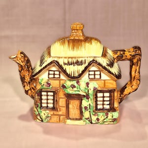 Vintage Maruto Mu Cottage Ware Teapot-Occupied Japan, 1940s Thatch Roof Ceramic Teapot
