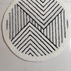 Handmade Black and White Wool Rug: Round Tufted Design