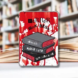 以下が含まれることがあります： 赤い縁と灰色の表紙の3冊の本が描かれた保護ケース。本には「Slasher」、「Final Girl」、「Psychological」と書かれています。背景は赤色で白い飛沫があり、「HORROR Book Club」の文字があります。