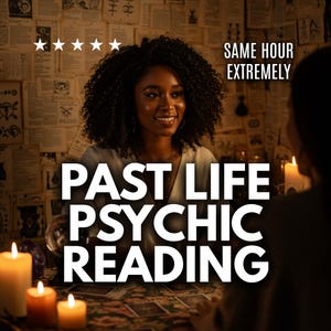 Può includere: Immagine di una persona sorridente con capelli ricci scuri, che offre una lettura psichica della vita passata. Il testo sull'immagine recita "PAST LIFE PSYCHIC READING" e "SAME HOUR EXTREMELY". Lo sfondo presenta vecchi documenti e candele accese.
