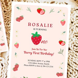 Invitación de primer cumpleaños con temática de fresas para niña, plantillas editables de Canva, tarjeta digital personalizada para planificar fiestas, linda invitación por correo electrónico