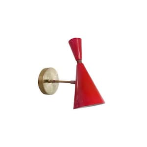 Op de afbeelding: Rode wandlamp met een conische kap en een cilindrische bovenkant. Het heeft een messingkleurige cirkelvormige basis en een verbindingsarm. Het ontwerp is minimalistisch en modern, geschikt voor binnenverlichting.