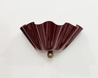 Bordeauxrode messing wandlamp met halve bloemmotief – Handgemaakte wandlamp met bloemenmotief voor slaapkamer, hal of terras.