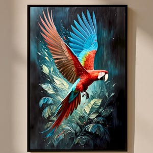 Puede incluir: Una impresión artística enmarcada que representa un guacamayo en vuelo. El ave tiene plumaje rojo, azul y amarillo, sobre un fondo oscuro y exuberante con follaje tropical. La obra de arte está enmarcada en un marco negro.