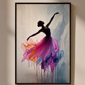 Puede incluir: Impresión artística enmarcada que presenta la silueta de una bailarina con un vestido fluido. El vestido es un diseño de acuarela en tonos rosa, naranja y azul, con goteo de pintura. El fondo tiene un lavado de acuarela en azul y blanco.