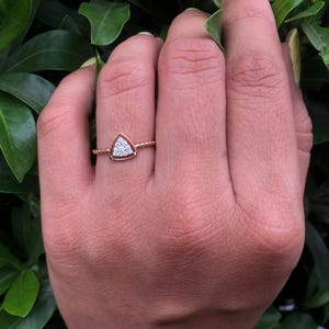 18K Gold Dreieck Labor Diamant Ring: Zierlich gedrehtes Band