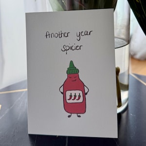 Cartão de aniversário engraçado, trocadilho com molho picante, cartão Sriracha, cartão de felicitações de comida asiática espirituoso, desenhado à mão, cartão para ele ou ela, com envelope