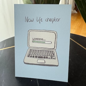 Verjaardagskaart, nieuw hoofdstuk over leven, afstuderen, nieuwe baan, verhuizen, levensovergang, afscheid, vertrek, grappige technische wenskaart, met envelop
