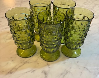 Set di 5 bicchieri vintage verde oliva con piedistallo, stile Whitehall, in vetro cubico, stile Modern Contemporary.