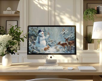 Pode incluir: Um computador de mesa exibe uma cena de inverno com um boneco de neve, veados e coelhos. O computador está em uma mesa de madeira com um teclado, mouse e um bloco de notas branco. O fundo inclui um vaso branco com flores e uma lâmpada branca.