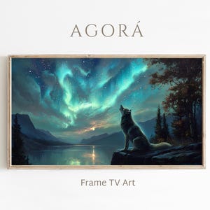 Könnte beinhalten: Gerahmter digitaler Kunstdruck mit einem Wolf, der die Nordlichter anheult. Das Kunstwerk zeigt eine lebendige Darstellung von grünen und blauen Lichtern am Nachthimmel über einer ruhigen See- und Berglandschaft. Der Text "AGORÁ" und "Frame TV Art" sind sichtbar.