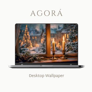 Pode incluir: Computador portátil exibindo um papel de parede de inverno. A imagem mostra uma janela com velas acesas, uma cena externa com neve e uma árvore de Natal. A palavra "AGORÁ" está no topo e "Desktop Wallpaper" na parte inferior.