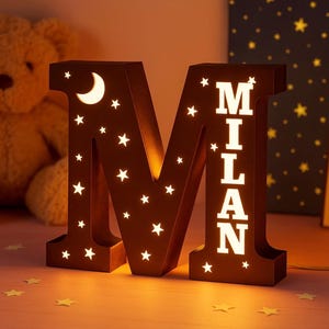 Lámpara LED personalizada con forma de letra – Nombre grabado – Luz de noche de madera con estrellas – Regalo infantil o decoración de dormitorio