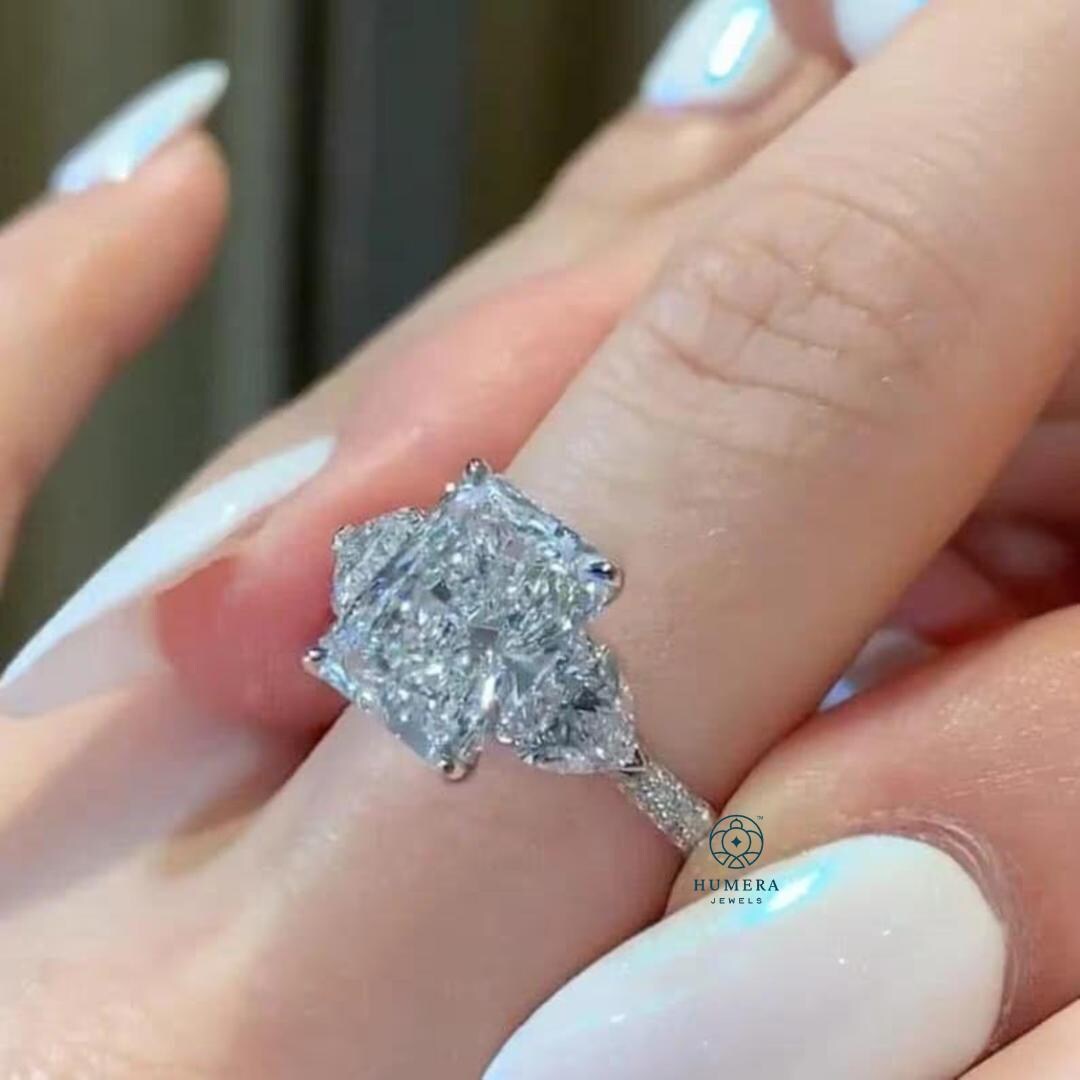 ラディアントカット モアッサナイト スリーストーンリング、ベゼル