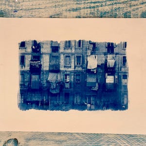 Cianotipo fatto a mano di un edificio del quartiere Raval di Barcellona, su carta da 300 g, 100% cotone
