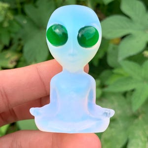 2.3&quot;+ Opal Stone Quartz Alien Skull,Crystal,Quartz,Alien Skull,Crystal Alien Specimen,Crystal Skull,Home Decoration,Green Eye 1PC
