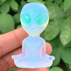 2.3&quot;+ Opal Stone Quartz Alien Skull,Crystal,Quartz,Alien Skull,Crystal Alien Specimen,Crystal Skull,Home Decoration,Blue Eye 1PC