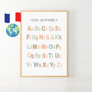 Peut inclure: Une affiche encadrée de l'alphabet avec le texte "MON ALPHABET" en noir. Les lettres A à Z sont affichées dans différentes couleurs pastel. Un drapeau français et un globe avec "EN" sont dans le coin supérieur gauche.