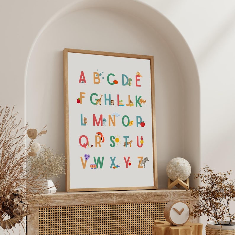 Abécédaire illustré en français – Affiche à imprimer ou envoi | Lettres + correspondances objets & animaux | Poster éducatif Montessori