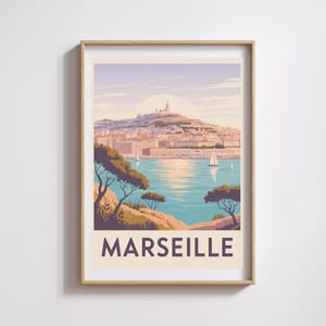 Poster Marsiglia – Vista sul mare e Notre-Dame de la Garde – Poster decorativo mediterraneo vintage