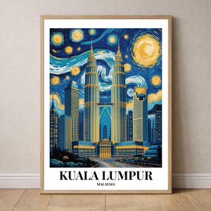 Peut inclure: Une affiche encadrée représentant Kuala Lumpur, Malaisie, dans un style de nuit étoilée. L'image présente les tours Petronas et d'autres bâtiments en nuances de bleu, jaune et or. Le texte en bas indique "KUALA LUMPUR MALAYSIA."