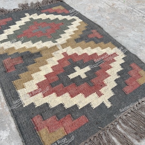 Indischer Vintage Dhurrie Teppich: Geometrischer Wollteppich aus Jute