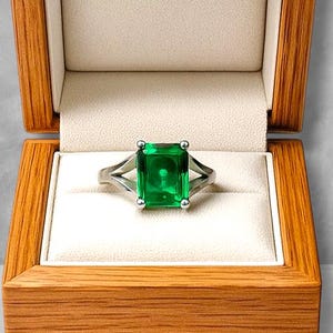 Vintage Style Sterling Silver Emerald Ring: Elegant Green Gemstone