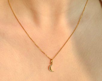 Colgante de luna creciente en oro macizo de 18 kt y diamantes naturales.