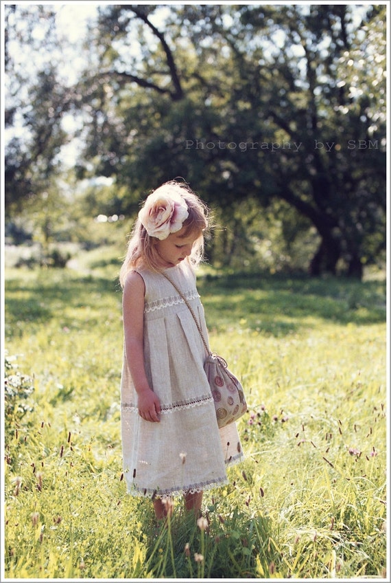 Девочка и лен. Девочка и лен. Девушка блондинка. Платье из льна для девочки. Льняное платье для девочки.