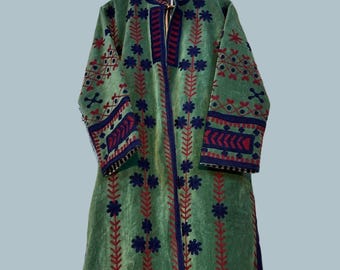 Casaco vintage de veludo bordado à mão, jaqueta longa étnica boho, robe tribal afegão, caftan verde de veludo bordado para festivais.