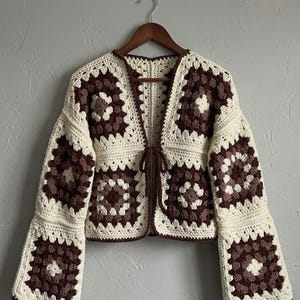 Boho oma vierkant gehaakt vestpatroon, dikke patchworktrui, oversized gehaakt jasje, retro handgemaakt breiwerk, bohovest.