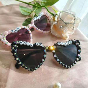 Herzförmige Sonnenbrille, Brautjungfer Brille, Braut Sonnenbrille, Braut Sonnenbrille, personalisierte Perlen Brille, Hochzeitsbrille, Partygeschenke