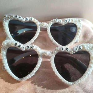 Benutzerdefinierte herzförmige Sonnenbrille, Braut Sonnenbrille, personalisierte Perlenbrille, herzförmige Sonne, Brautjungfer Brille, Hochzeitsbrille, Partygeschenke