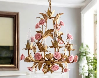 Kristall Kronleuchter mit rosa und rosa Rosen Akzenten - Elegante Vintage Deckenleuchte