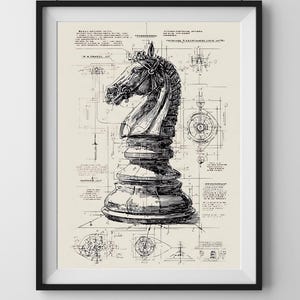 Könnte beinhalten: Schwarz gerahmter Druck mit einer detaillierten Feder- und Tinte-Illustration eines Schachritter-Teils. Der Ritter ist vor dem Hintergrund architektonischer Blaupausen und technischer Zeichnungen platziert.