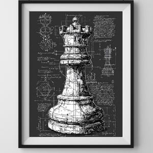 Può includere: Stampa in bianco e nero incorniciata di una regina degli scacchi, resa con un dettagliato stile di disegno tecnico. Lo sfondo presenta schizzi architettonici e note manoscritte, creando un'estetica da progetto.