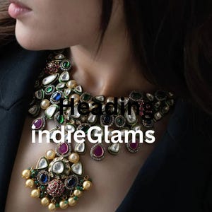 Collier fusion polki kundan non taillé inspiré de Sabyasachi serti de rubis, émeraude, saphir et perle | Boucles d'oreilles chaandbali | Ensemble Jadau