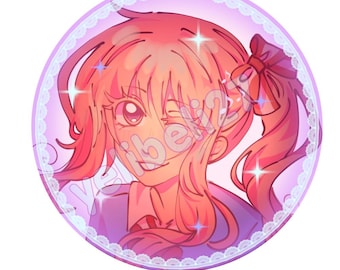 Op de afbeelding: Een digitale illustratie van een lachend anime-achtig personage dat knipoogt. Het personage heeft roze haar gestyled in een paardenstaart met een rode strik. De afbeelding staat in een cirkelvormig frame met een kantachtige rand en een zachte paarse gradiënt achtergrond.