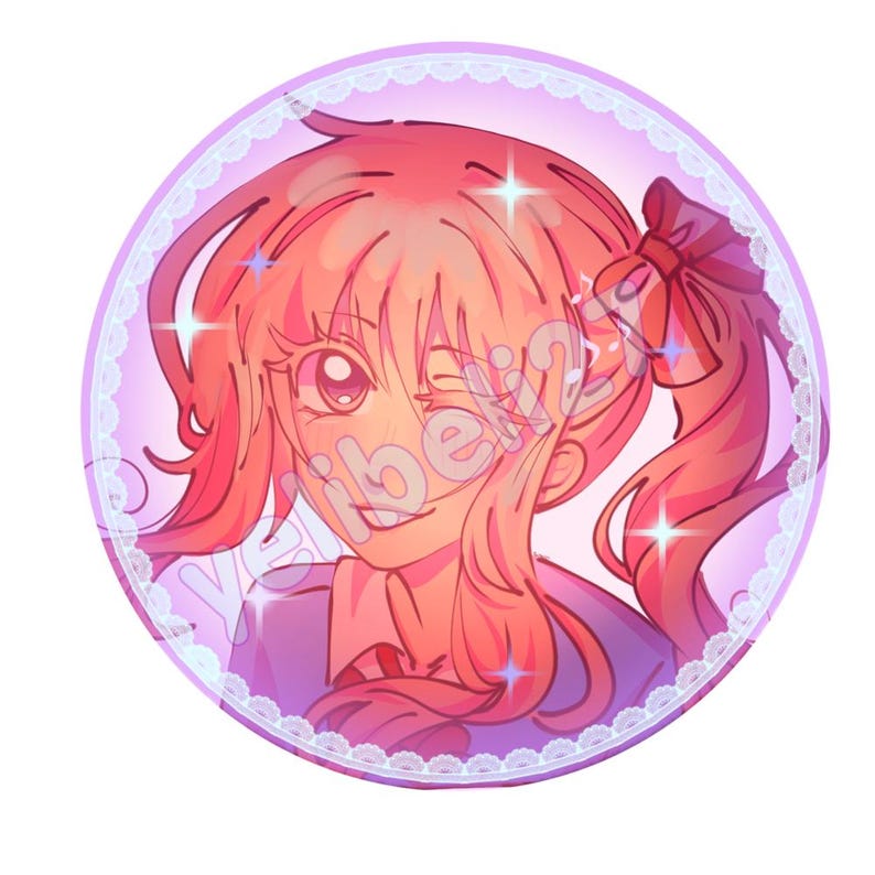 Puede incluir: Ilustraci&oacute;n digital de un personaje de estilo anime sonriendo y gui&ntilde;ando un ojo. El personaje tiene el pelo rosa peinado en una cola de caballo con un lazo rojo. La imagen est&aacute; dentro de un marco circular con un borde de encaje y un fondo degradado p&uacute;rpura suave.