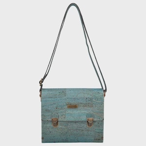 Bolso bandolera de corcho y madera hecho a mano en Portugal