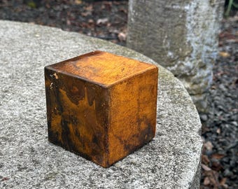 Cubo metálico oxidado estilo zen para jardín y decoración del hogar: escultura contemporánea para espacios de meditación y patios exteriores.