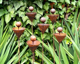 Set mit 6 Rustikalen Metallblumen – Handgefertigte Gartendekoration