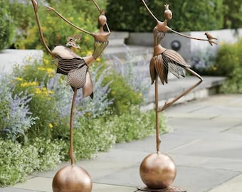 Scultura in metallo raffigurante una ballerina: ornamento da giardino.