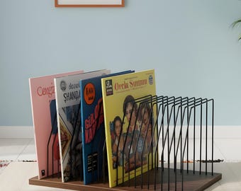 Moderne vinylplatenstandaard uit het midden van de eeuw: lphouder van hout en onedel metaal
