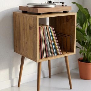 Op de afbeelding: Een set van drie keramische mokken met een gespikkelde, matte afwerking. De mokken zijn in de tinten crème, lichtgrijs en donkergrijs. Elke mok heeft een eenvoudig, minimalistisch ontwerp, perfect voor koffie of thee.